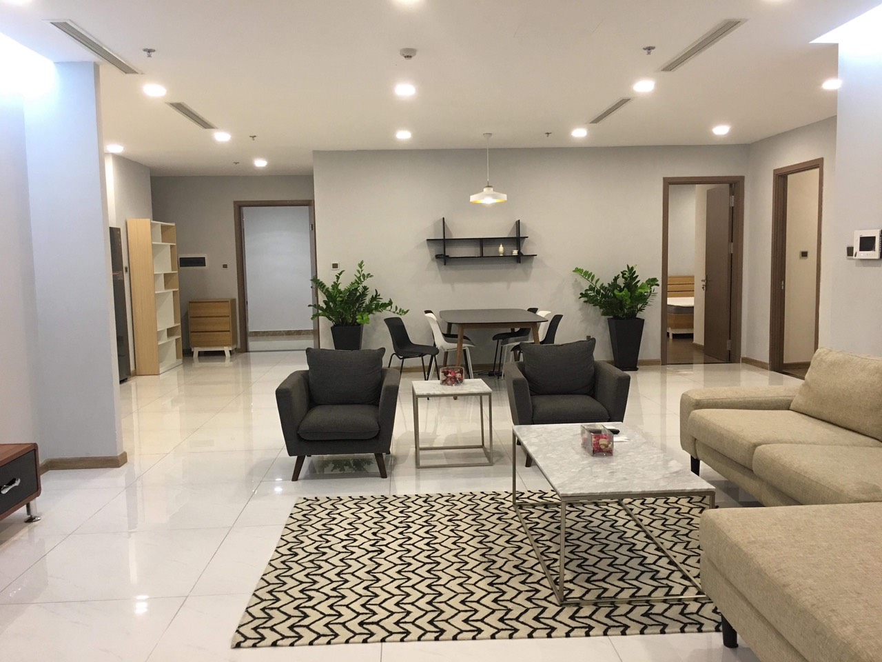 Cho thuê căn 4PN tòa Park 3 Vinhomes Central Park. Giá 2800$/tháng. Lh: 0789625847